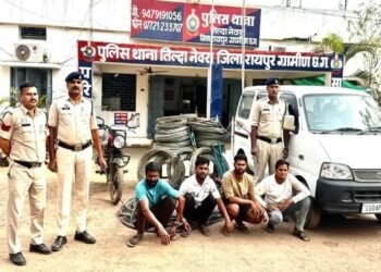 बिजली पोल से वायर चोर गिरोह का पर्दाफाश : तिल्दा पुलिस ने 4 आरोपियों को पुलिस ने पकड़ा, 7 लाख का माल जब्त