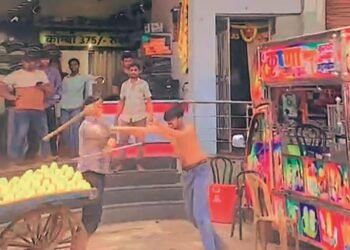सड़क किनारे दुकान लगाने पर विवाद : दोनों पक्षों में चले लाठी-ठंडे