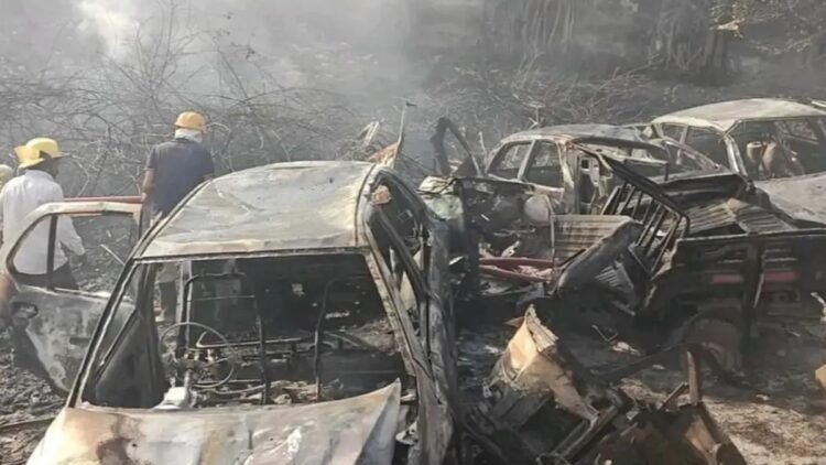 अर्जुनी थाना परिसर में खड़े वाहनों में लगी आग : 5 एकड़ का मैदान चपेट में, आत्मानंद स्कूल तक पहुंची लपटें