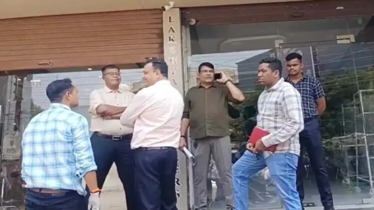 रायपुर में लक्ष्य ज्वेलर्स से 1 करोड़ के जेवरात पार : कटर से ताले काटकर शोरूम में घुसे चोर 