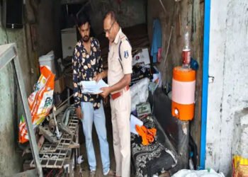 चोरी का माल खरीदने वाले कबाड़ियों पर पुलिस कारवाई : 6 संचालकों पर FIR
