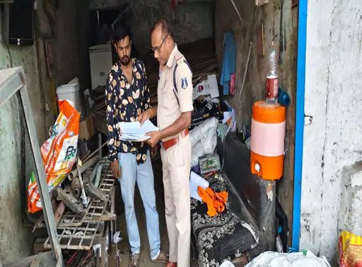 चोरी का माल खरीदने वाले कबाड़ियों पर पुलिस कारवाई : 6 संचालकों पर FIR