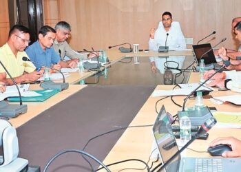स्कूलों में अब एप के माध्यम से उपस्थिति दर्ज करायेंगे शिक्षक : लेट आने पर कटेगा वेतन
