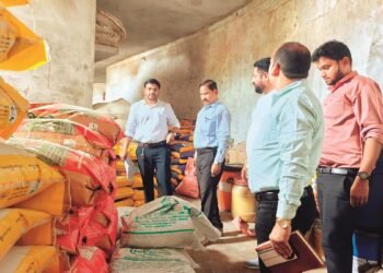 बलौदाबाजार में बिना लाइसेंस के बेच रहे थे खाद एवं बीज : जांच टीम ने किया जब्त