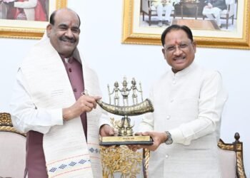 लोकसभा अध्यक्ष ओम बिरला पहुंचे रायपुर : मुख्यमंत्री विष्णु देव साय से की सौजन्य भेंट