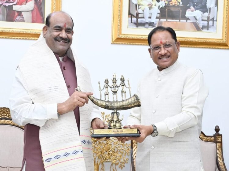 लोकसभा अध्यक्ष ओम बिरला पहुंचे रायपुर : मुख्यमंत्री विष्णु देव साय से की सौजन्य भेंट