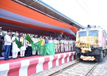 भगवान सोमनाथ का दर्शन करने जत्था रवाना : मुख्यमंत्री ट्रेन को हरी झंडी दिखाकर किया रवाना