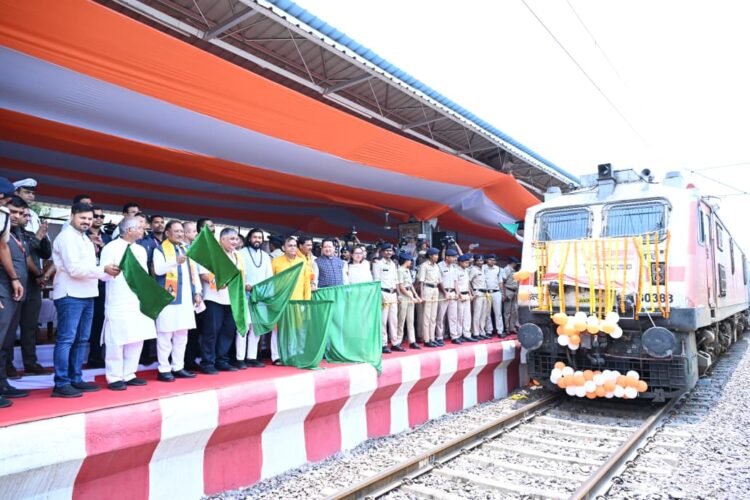 भगवान सोमनाथ का दर्शन करने जत्था रवाना : मुख्यमंत्री ट्रेन को हरी झंडी दिखाकर किया रवाना