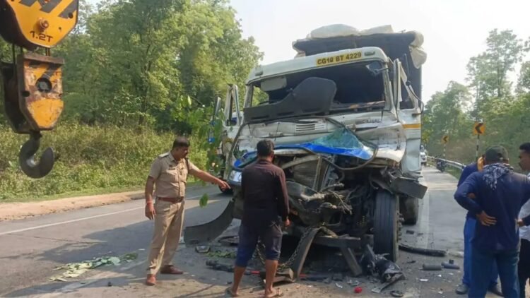कोरबा में सड़क हादसा : दो ट्रेलर टकराये, एक की मौत, दूसरा 