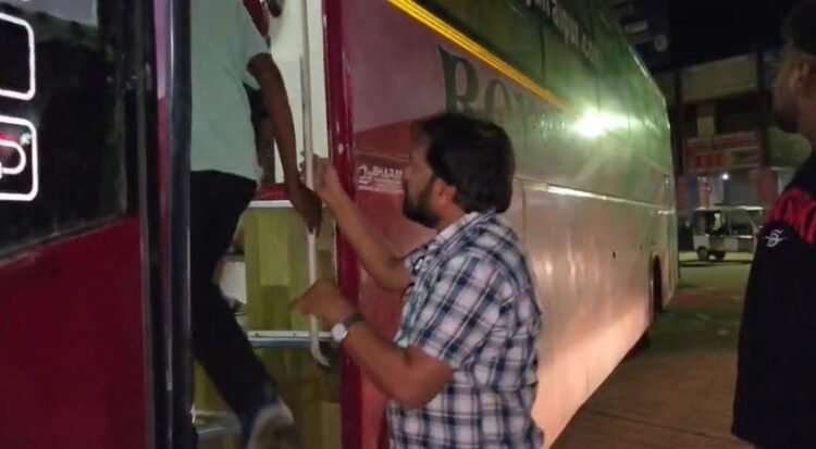अंबिकापुर में मानव तस्करी : झारखंड से कर्नाटक ले जाई जा रही 16 युवतियों समेत 20 लोगों का रेस्क्यू