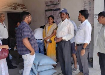 दो कृषि केंद्रों पर की गई छापामार कार्रवाई : अनियमितता पाए जाने पर उर्वरक और दस्तावेज जब्त