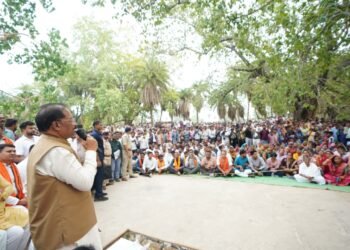 बरगद की छांव में सजी मुख्यमंत्री की चौपाल : सक्ती जिले के ग्राम ठठारी में ग्रामीणों से किया सीधा संवाद