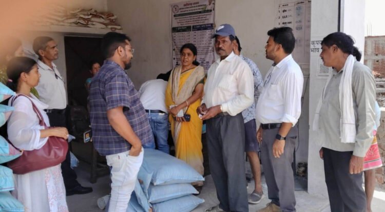 दो कृषि केंद्रों पर की गई छापामार कार्रवाई : अनियमितता पाए जाने पर उर्वरक और दस्तावेज जब्त