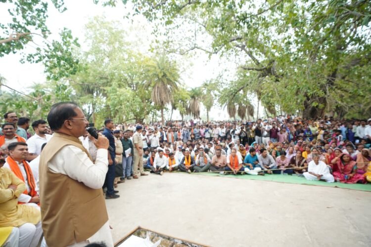 बरगद की छांव में सजी मुख्यमंत्री की चौपाल : सक्ती जिले के ग्राम ठठारी में ग्रामीणों से किया सीधा संवाद