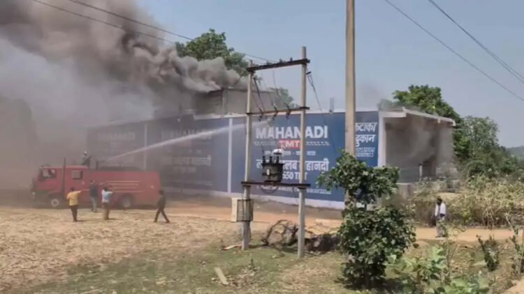 कटघोरा में पटाखा गोदाम में लगी आग : लगातार धमाकों से दहला इलाका, पेंड्रा में कोयला लदी मालगाड़ी भी धधकी