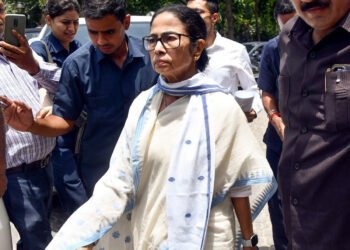 राजनीति हलचल : TMC की टूट से लोकसभा में NDA होगी 300 पार,  राज्यसभा में बढ़ेंगी सीटें