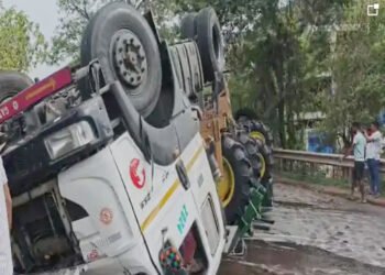 सरोना के फ्लाईओवर पर ट्रैक्टरों से लदा ट्रेलर पलटा : दुर्ग-रायपुर मार्ग पर लगा लंबा जाम, 40 मिनट में यातायात बहाल