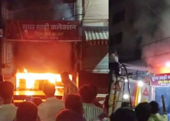 कवर्धा में तीन मंजिला कपड़ा दुकान में लगी आग : लाखों का सामान जलकर खाक, शार्ट सर्किट की आशंका