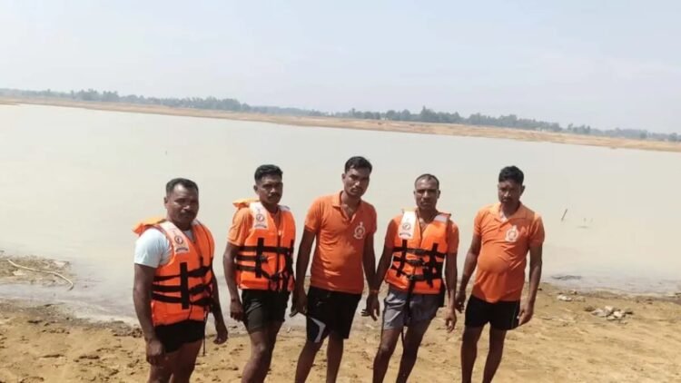 सूरजपुर जिले के बतरा बांध में नाव हादसा: गोताखोरों की टीम ने तीनों ग्रामीणों के शव निकाला, रात में मछली पकड़ने गये थे