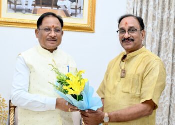 मुख्यमंत्री से मिले छग योग आयोग के नवनियुक्त अध्यक्ष संजय अग्रवाल : दी बधाई
