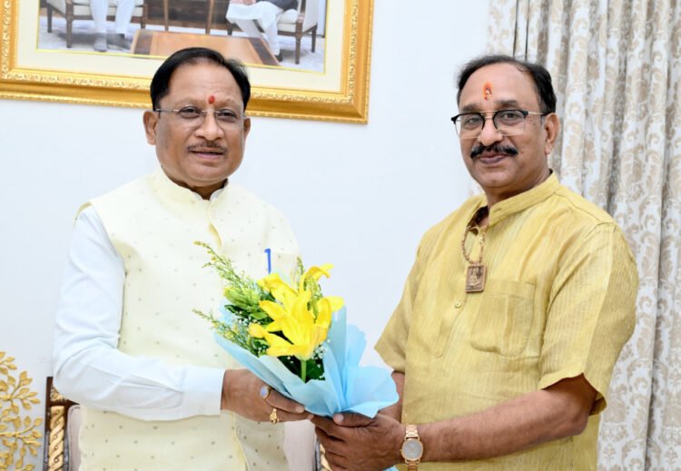 मुख्यमंत्री से मिले छग योग आयोग के नवनियुक्त अध्यक्ष संजय अग्रवाल : दी बधाई