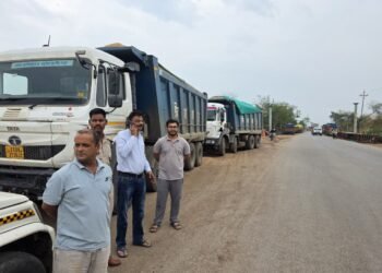 बलौदाबाजार में अवैध रेत परिवहन पर प्रशासन की बड़ी कार्रवाई :  रेत भरे 10 हाइवा जब्त  