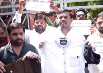 मीनाक्षी नटराजन का नामांकन खारिज होने पर बबल : चुनाव आयोग पहुंचेगा कांग्रेस का डेलिगेशन, भोपाल में RSS की ड्रेस टांगी