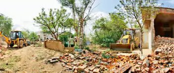 नकटी में भारी विरोध और आंसुओं के बीच चला बुलडोजर : सुबह 4 से शाम 5 बजे तक मलबे में तब्दील हुए 60 आशियाने