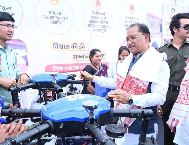 जशपुर की महिलाएं बनेंगी ‘ड्रोन दीदी’ : रायपुर में ले रहीं आधुनिक ड्रोन संचालन का प्रशिक्षण