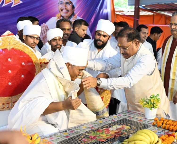 कबीर जयंती में शामिल हुए मुख्यमंत्री साय : कहा – संत के आदर्शाें पर चलकर समरसता और सेवा की भावना होगी मजबूत
