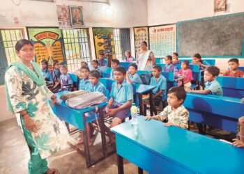 बारिश में टपकने लगी स्कूल की छत : सुहेला में 73 बच्चों की पढ़ाई एक कमरे में सिमटी