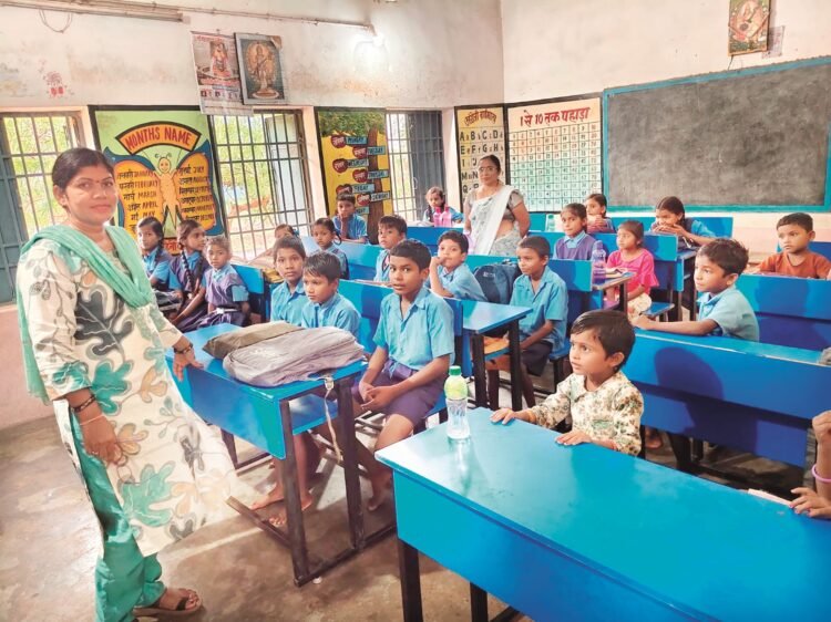 बारिश में टपकने लगी स्कूल की छत : सुहेला में 73 बच्चों की पढ़ाई एक कमरे में सिमटी