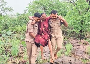 कसडोल के मातागढ़ तुरतुरिया धाम में अचानक आई बाढ़ : नदी पार फंसे 200 से अधिक श्रद्धालु