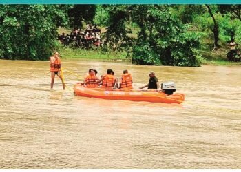 उफनते नाले में गिरी बिजली विभाग के कर्मचारियों की गाड़ी : तीन ने तैरकर बचाई जान, एक लापता