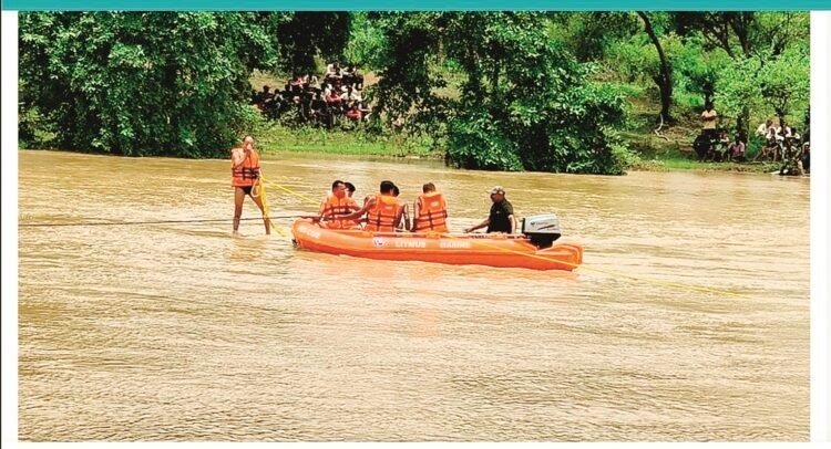 उफनते नाले में गिरी बिजली विभाग के कर्मचारियों की गाड़ी : तीन ने तैरकर बचाई जान, एक लापता