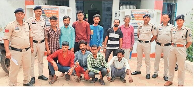पलारी पुलिस की दबिश : फरार चल रहे 10 स्थाई व गिरफ्तारी वारंटी गिरफ्तार, अपराधियों में हड़कंप