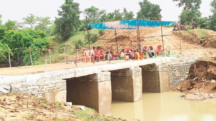 ग्रामीणों ने शासन-प्रशासन को दिखाया आइना : स्वयं के व्यय से निर्मित किया 65 फीट लम्बा पुल