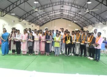 छू लो आसमान के सफल विद्यार्थियों का वन मंत्री श्री केदार कश्यप ने किया सम्मान