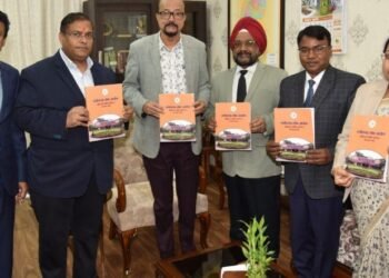 राज्यपाल श्री डेका को प्रमुख लोकायुक्त श्री उबोवेजा ने आयोग का वार्षिक प्रतिवेदन सौंपा
