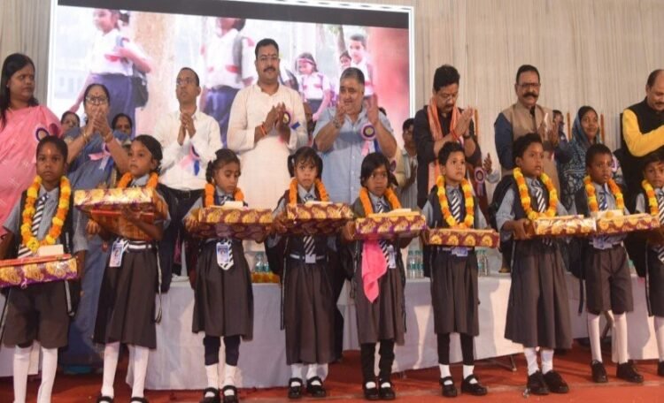 ’शिक्षा ही सफलता का मूल मंत्र है, कोई भी बच्चा शिक्षा से वंचित न रहे : पर्यटन मंत्री श्री राजेश अग्रवाल’