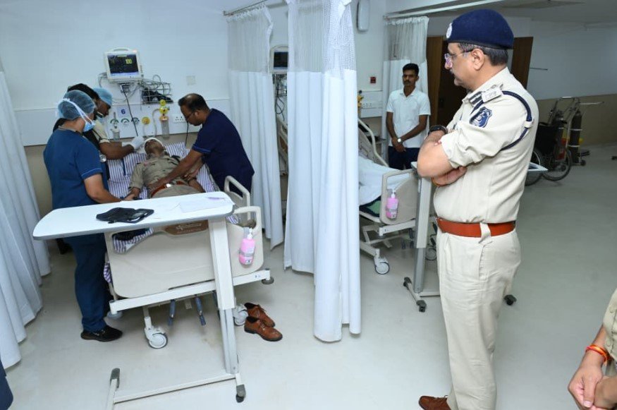 पुलिस कमिश्नर श्री संजीव शुक्ला ने अस्पताल पहुंचकर घायल पुलिस जवानों का जाना हाल