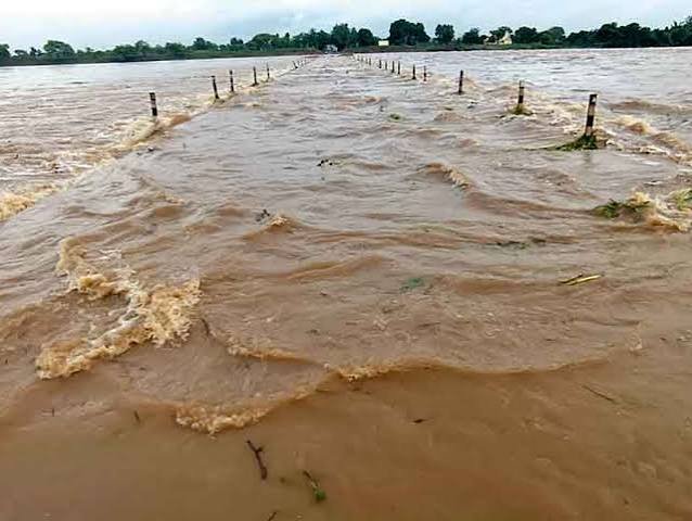 लगातार बारिश बनी आफत : शिवनाद नदी का जल स्तर बढ़ा, भाटापारा का सेमरिया और अमेठी घाट से आवागमन बंद