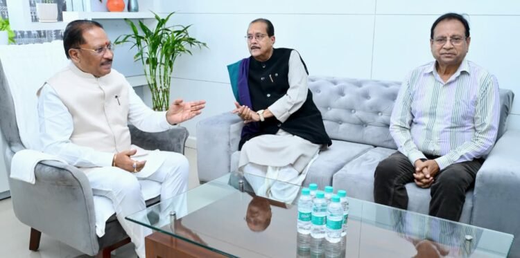 मुख्यमंत्री साय से मिले झारखंड के वित्त मंत्री राधाकृष्ण किशोर : सीमावर्ती क्षेत्रों के विकास को सशक्त बनाने पर की चर्चा