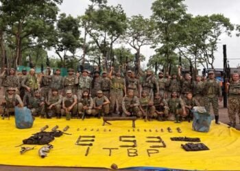 नारायणपुर के जंगलों में मिला नक्सलियों के हथियारों का डम्प : 15 किलो का कुकर IED और रॉकेट लॉन्चर बरामद