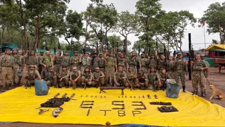 नारायणपुर के जंगलों में मिला नक्सलियों के हथियारों का डम्प : 15 किलो का कुकर IED और रॉकेट लॉन्चर बरामद