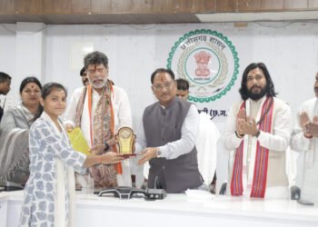 मुख्यमंत्री विष्णुदेव साय ने मेधावी विद्यार्थियों का किया सम्मान : छात्र-छात्राओं से किया आत्मीय संवाद
