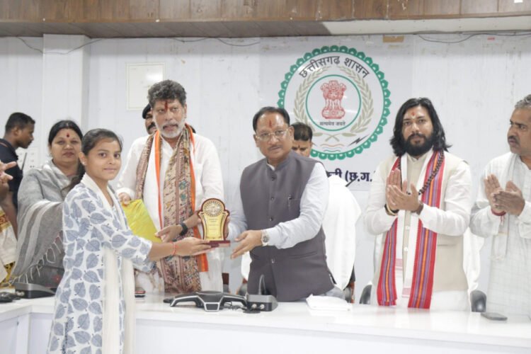 मुख्यमंत्री विष्णुदेव साय ने मेधावी विद्यार्थियों का किया सम्मान : छात्र-छात्राओं से किया आत्मीय संवाद