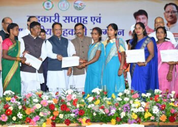 राज्य स्तरीय सहकारी सम्मेलन : मुख्यमंत्री ने जशपुर के वन धन विकास केंद्र की पंचक्की महिला स्व-सहायता समूह को सम्मानित किया