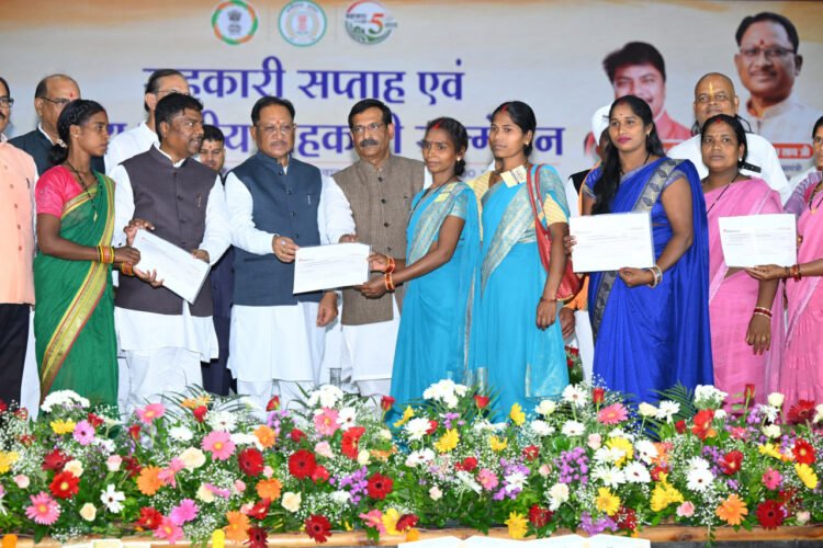 राज्य स्तरीय सहकारी सम्मेलन : मुख्यमंत्री ने जशपुर के वन धन विकास केंद्र की पंचक्की महिला स्व-सहायता समूह को सम्मानित किया