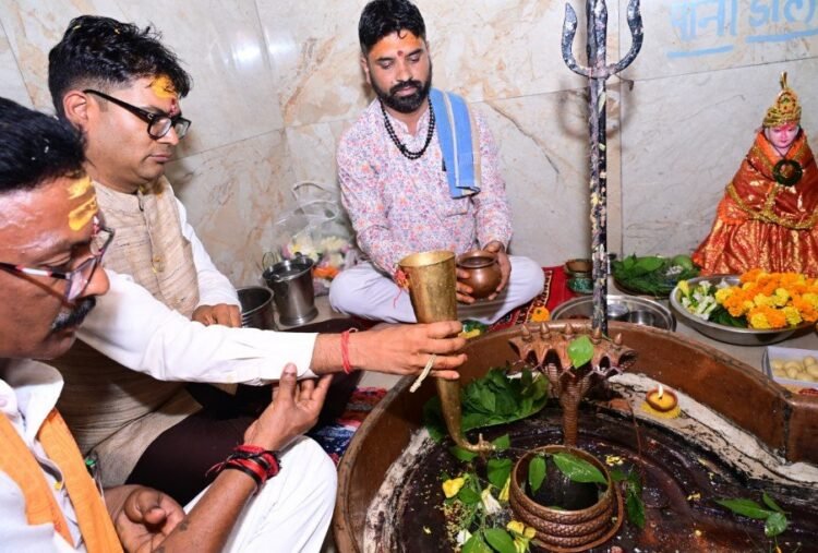 रायगढ़ के वार्ड क्रमांक 9 स्थित मंदिर में वित्त मंत्री श्री ओपी चौधरी ने की भगवान शिव की पूजा-अर्चना